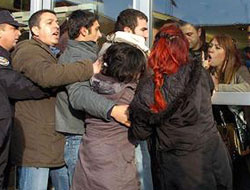 Protestoculara feci meydan dayağı